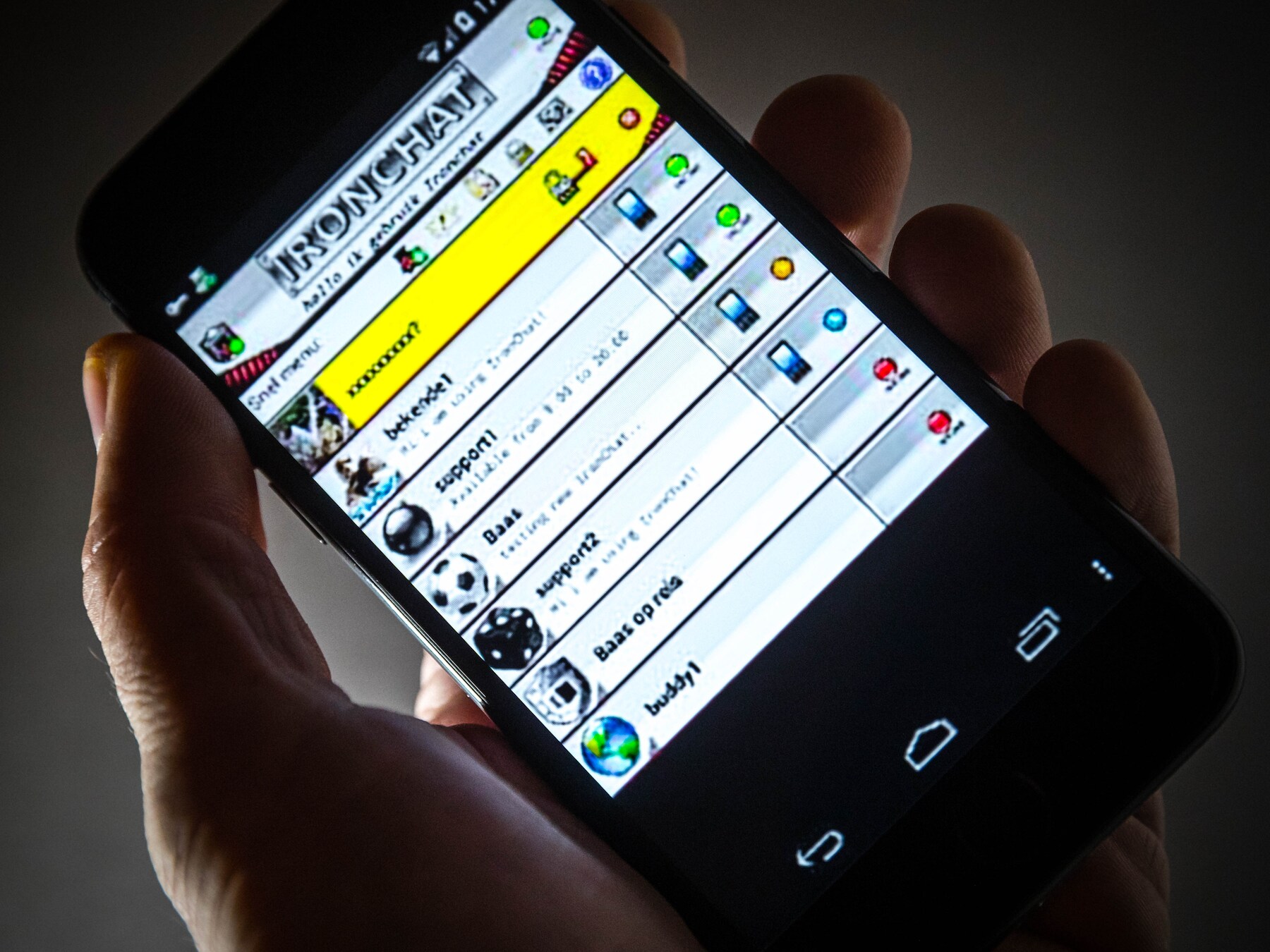 ILLUSTRATIEF - Een mobiele telefoon met een screenshot van het chatprogramma IronChat van het bedrijf Black Box Security uit Elst. De politie heeft bekendgemaakt de encryptie gekraakt te hebben en meegeluisterd te hebben met criminelen.