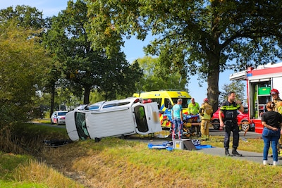 Automobilist botst tegen boom en belandt op fietspad tussen Apeldoorn en Teuge