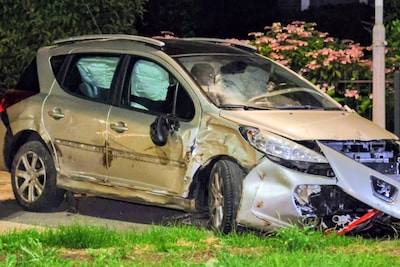 Twee agenten gewond nadat auto op hen afrijdt in Tiel, bestuurder aangehouden