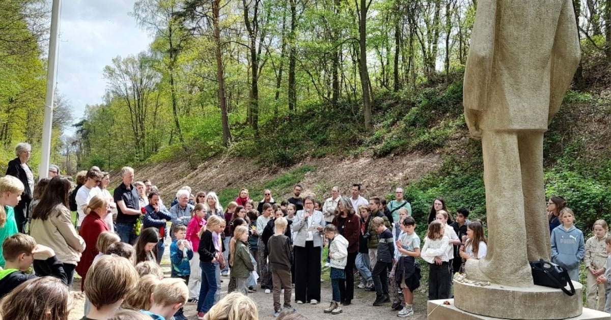 Leerlingen montessorischool leggen bloemen bij De Stenen Man