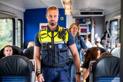 Boa Erik laat agressieve zwartrijders in de trein naar Ter Apel lopen: ‘Waarom helpt Den Haag ons niet?’