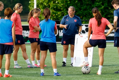 Sylvia Smit begint met doel voor ogen aan loodzware klus bij FC Utrecht: ‘We willen richting het lin