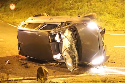 Automobilist ramt bord en boom op rotonde Veenendaal, hulpdiensten massaal aanwezig
