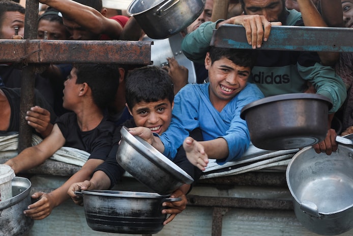 kinderen-in-de-rij-bij-een-voedseluitdeelpunt-in-gaza
