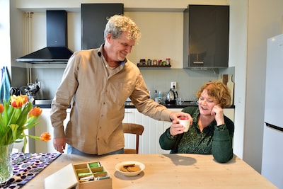 Peter en Jannita staan zes jaar lang dag en nacht klaar voor jonge moeders: ‘Soms willen we tv kijke