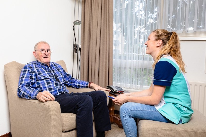 Het gaat veelal over de drukte in de ziekenhuizen, maar ook in de thuiszorg komen ze handjes tekort.