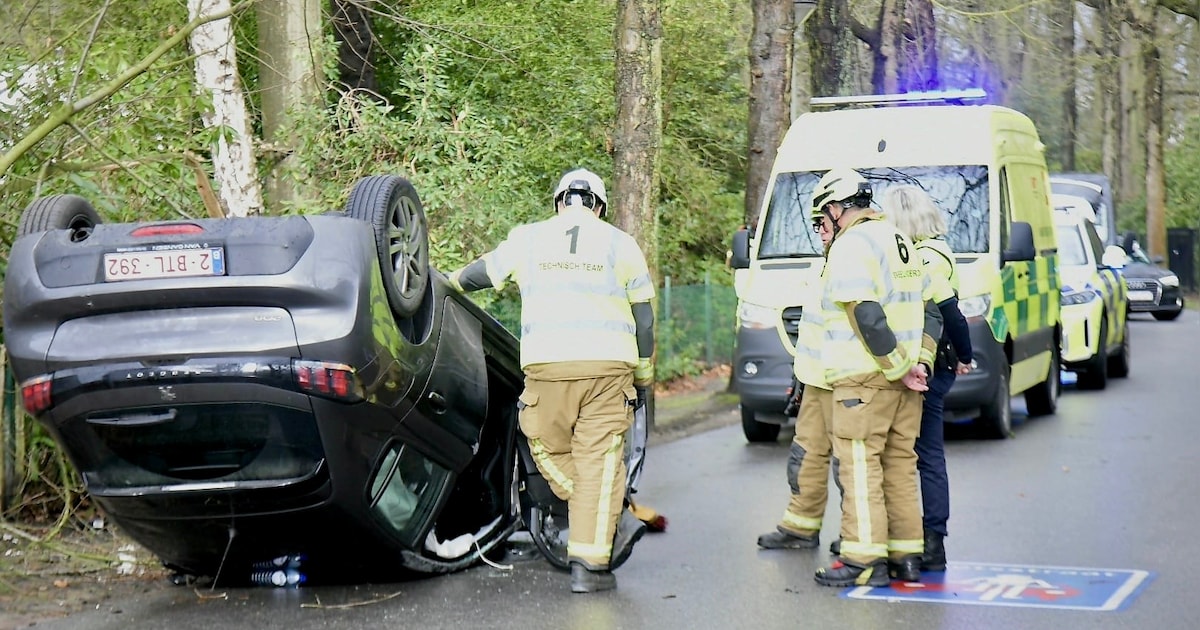 Jonge chauffeur gaat over de kop na botsing in Kapellen
