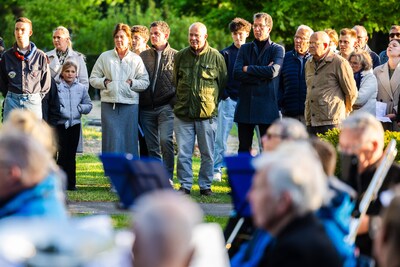 Twee minuten stilte bij de graven van mannen met wie Peters opa vocht: ‘De strijd te erg om te beschrijven’