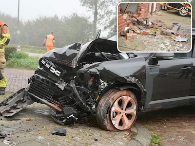 Bestuurder botst met auto tegen huis in Dorst: twee woningen beschadigd, automobilist gewond