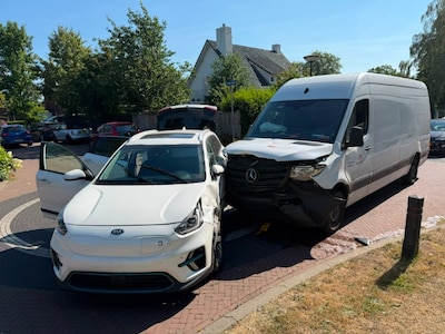 Pakketbus botst tegen auto in Gemert, grote schade aan beide voertuigen