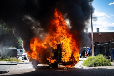 Camper gaat in vlammen op tijdens wegrijden in Tilburg