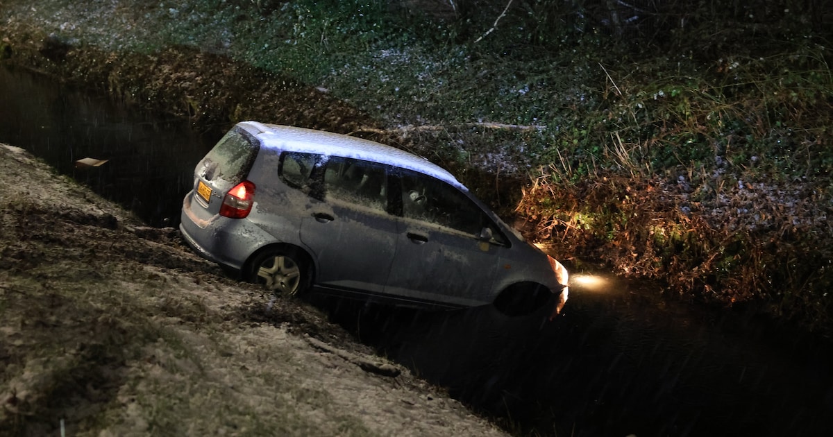 Automobilist rijdt sloot in langs N14 bij Wassenaar door gladheid
