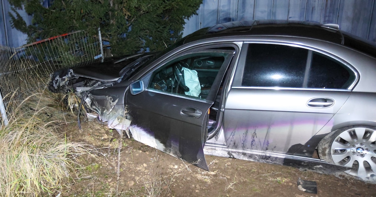 Automobilist vliegt uit de bocht op Vulcaanweg in Vlaardingen en botst tegen hek