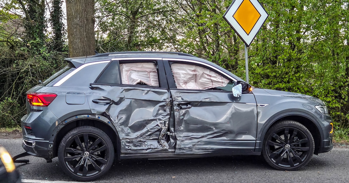 Auto botst tegen boom op Arnhemseweg in Leusden