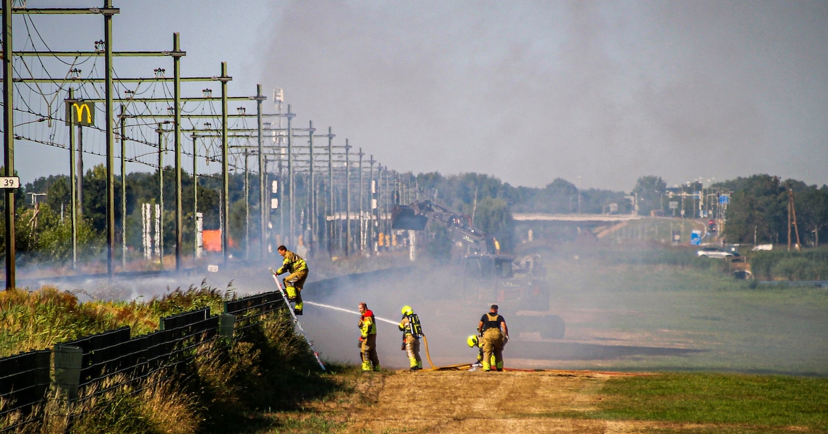 Minder treinen tussen Rotterdam en Gouda door brand bij het spoor in Nieuwerkerk aan den IJssel