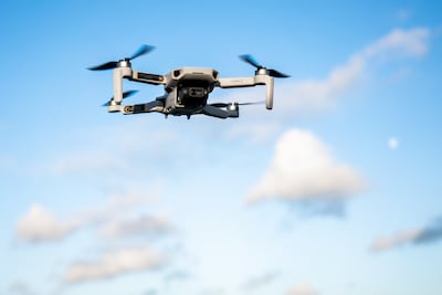 Buitenlandse Zaken maakt zich zorgen over honderden drones boven ambassades in Den Haag