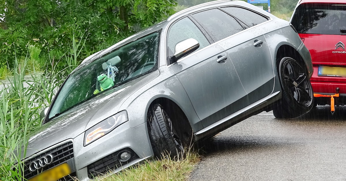 Auto in de sloot in Dokkum na passeren op smalle weg