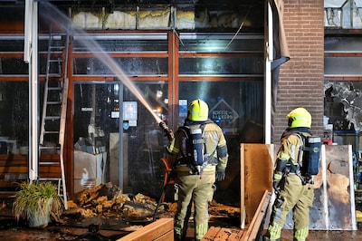Brand verwoest horecazaak in Goirle, 42 appartementen ontruimd