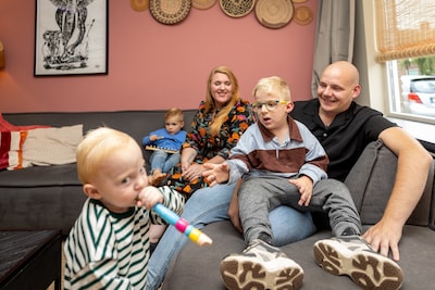 Een doodgewoon gezin uit Glanerbrug, met Julian: ‘Hij is geen dossier, hij is ons kind’