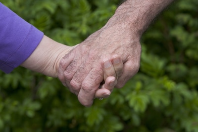 Oproep: vond jouw vader, moeder of partner een nieuwe liefde in het verpleeghuis? Laat het ons weten