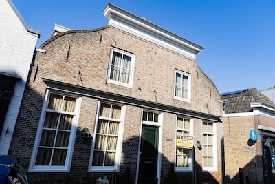 In deze royale dijkwoning val je met de deur in huis