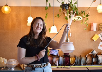 Lekker vintage! Amber pimpt stokoude lampen uit de jaren 30 tot en met 60