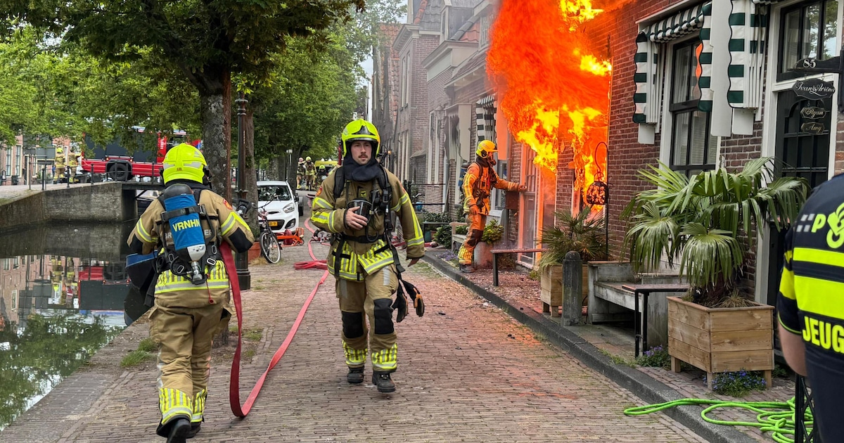 Bewoner naar ziekenhuis na uitslaande woningbrand in Enkhuizen