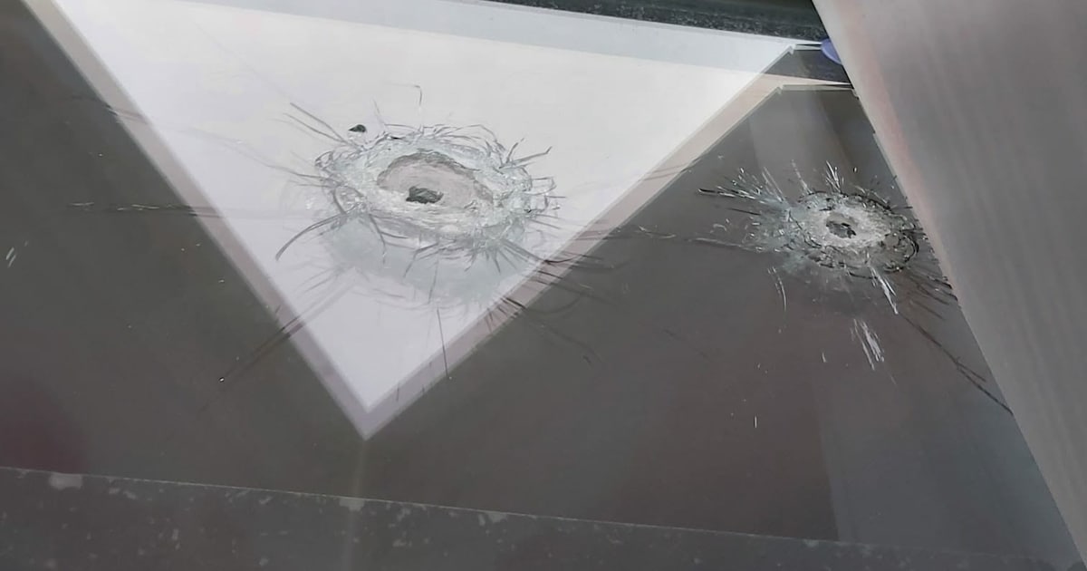 Woning in Amersfoort per direct gesloten door burgemeester, kogelgaten zichtbaar in raam