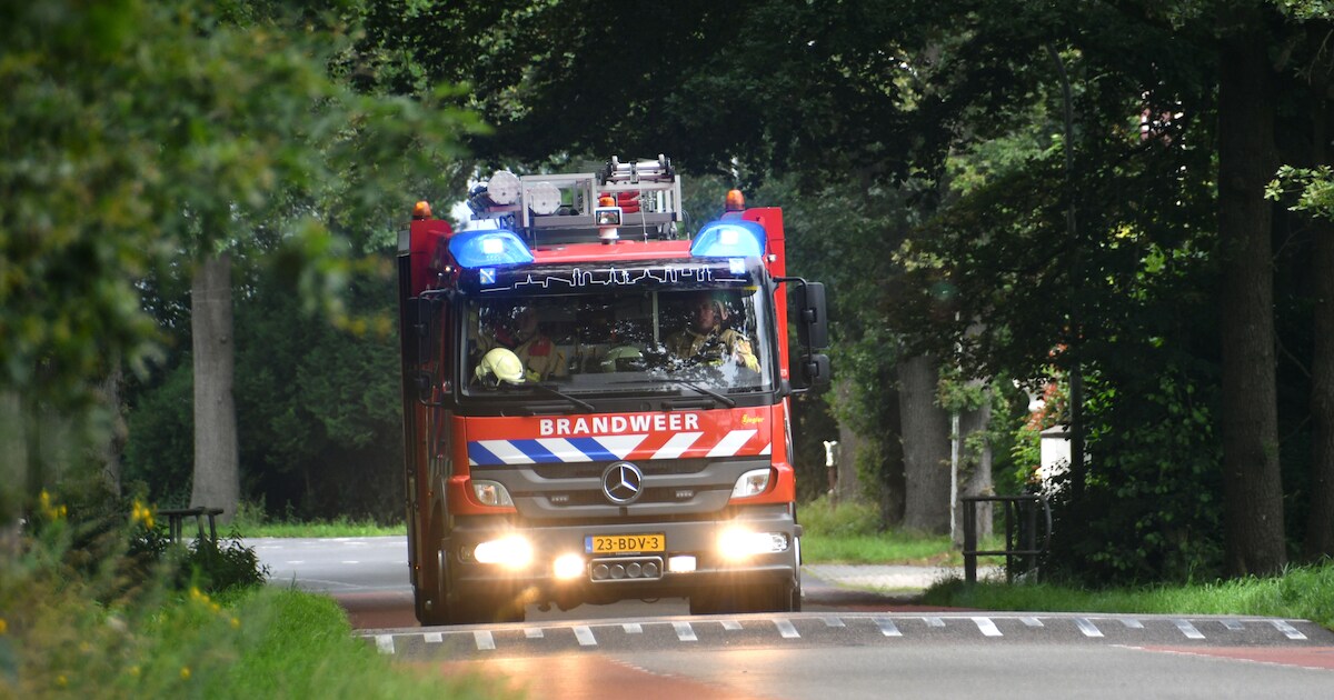 Auto vat vlam op de Bredesloot in Emmer-Compascuum