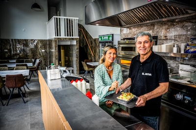 serie-afgekocht-adr-shoarma-zaak-el-aviva-in-rotterdam-is-weer-open-ze-werden-wereldberoemd-door-de-kapsalon-vorig-jaar-vloog-de-boel-in-de-fik-nu-zijn-ze-er-weer-foto-frank-de-roo
