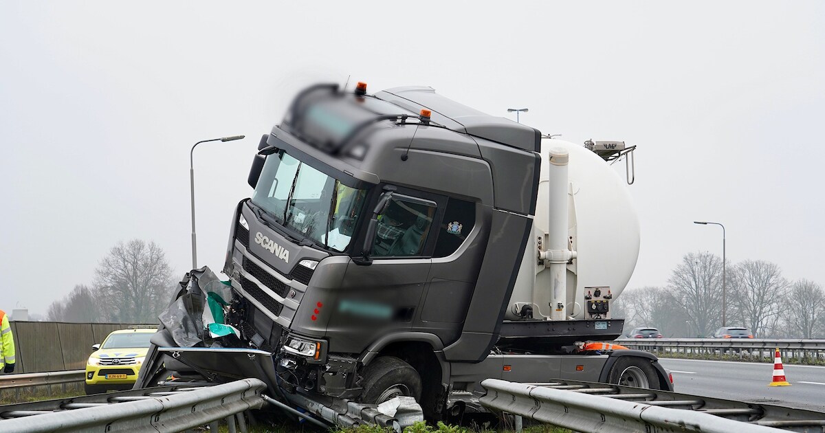 Truckchauffeur wordt onwel en botst tegen vangrail op A27: grote file bij Hooipolder na middag vol r