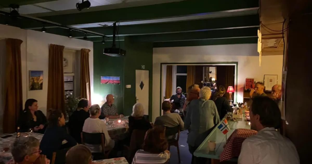 Muziekband The Good Case speelt in Huiskamer van Warffum