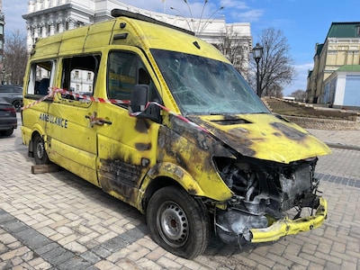 Verwoest door drones: Vrijheidsmuseum krijgt een ‘Even tot hier’-ambulance uit Oekraïne