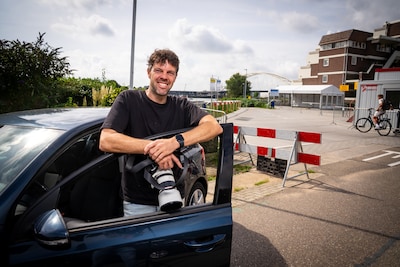 Negen maanden omrijden door dichte brug? Jeffrey (38) koopt gewoon een tweede auto: ‘Aan elke kant één’