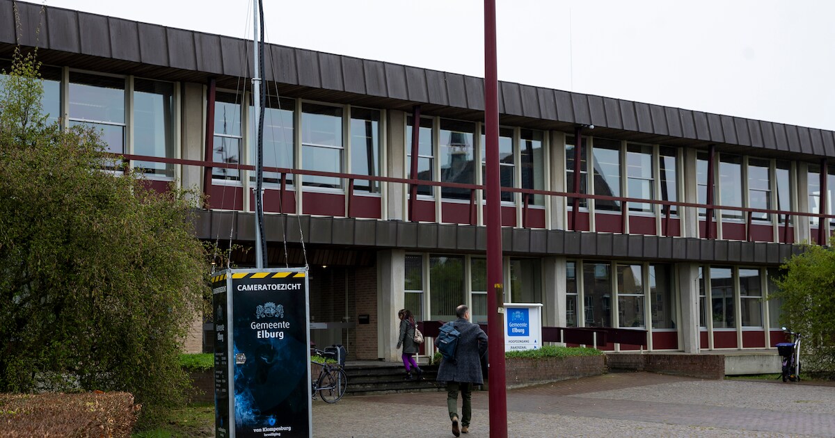 Plots staan er beveiligingscamera’s rondom het gemeentehuis in Elburg. Wat is er aan de hand?