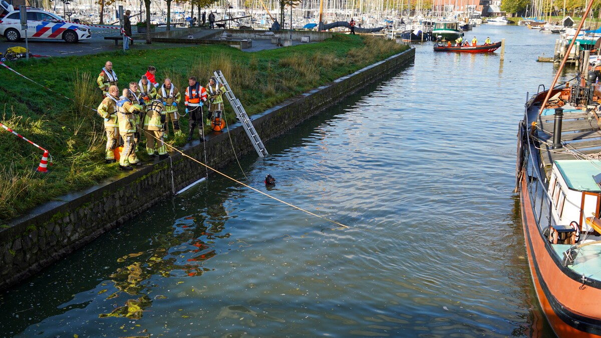 Persoon overleden nadat auto in water terecht komt in Hoorn | 112 nieuws  Hoorn | AD.nl