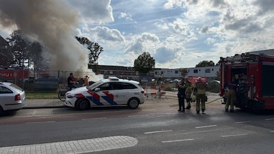 Container met sloopafval vliegt in brand in Almelo