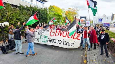 Demonstratie tegen GKN Fokker verloopt rustig, politieke vragen over ‘scheermesdraad’