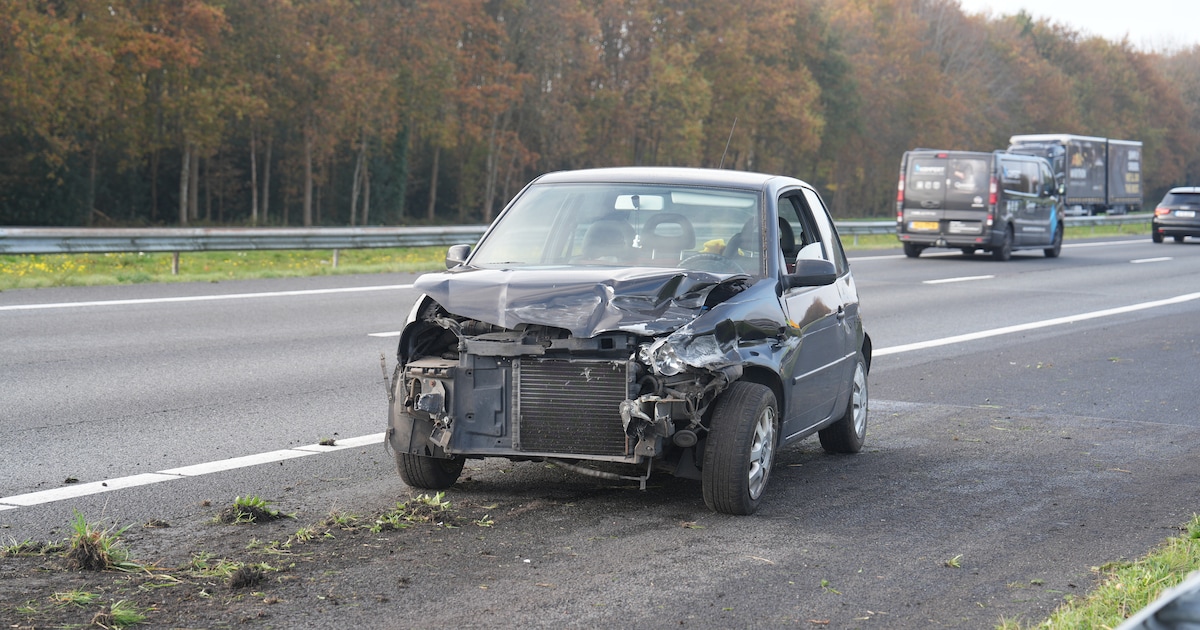 Auto crasht op A28 bij Meppel: bumper ligt meters verderop