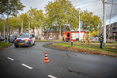 Vrachtwagen rijdt tramkabel kapot op Afrikaanderplein in Rotterdam