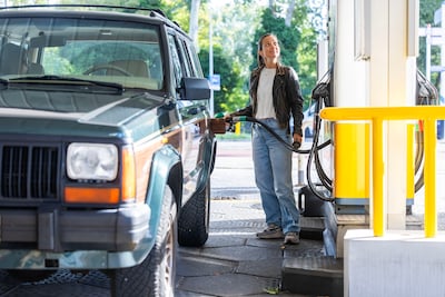 Kopzorgen om hoge benzineprijs, Nuria betaalt 194 euro voor volle tank: ‘Het wordt te duur’