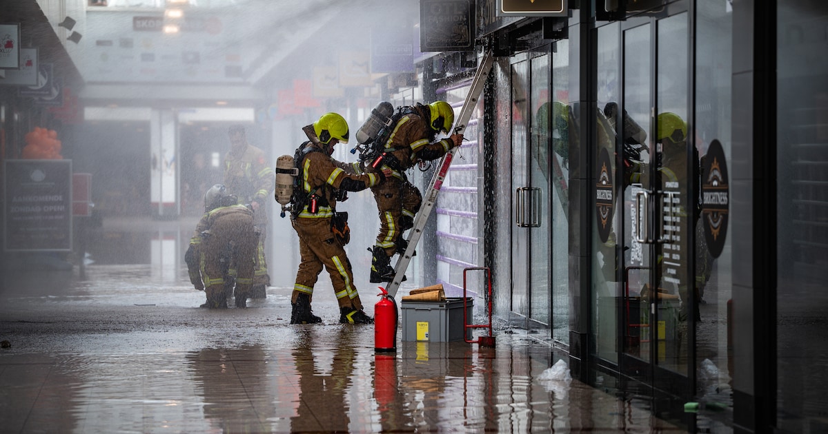 Explosie in winkelcentrum De Kopspijker in Spijkenisse: sprinklersysteem gaat af