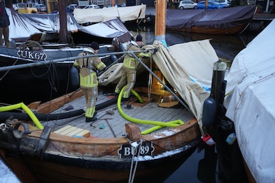 Botter BU89 in haven Bunschoten weer boven water, één persoon raakt gewond bij reddingsactie