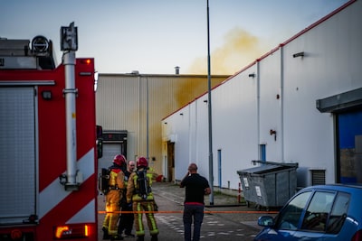 Giftige gele rookwolken bij bedrijf in Eindhoven: ijzeren balk belandt in bad met salpeterzuur