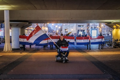 Azc-demonstratie in Houten verloopt tot ieders opluchting dit keer rustig, opkomst valt tegen
