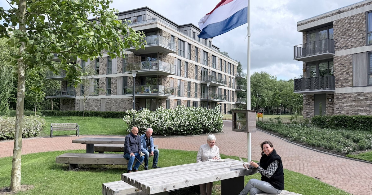 Samen vlaggen, samen lezen: bewoners van De Nieuwe Botter gaan voor verbondenheid