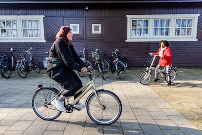 Maha (40) krijgt vrijheid terug door fietslessen in Apeldoorn: ‘Ik hoef niet meer te lopen’