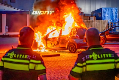 Metershoge vlammen slaan uit auto bij brand in Wijchen