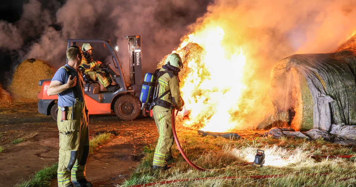 Uitslaande brand bij enorme bult strobalen in Beilen