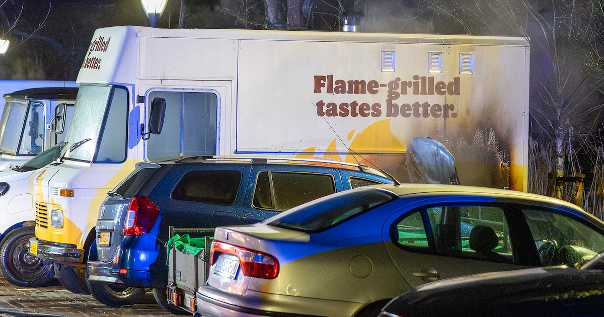 Twee auto's in brand op parkeerplaats in Haarlem: foodtruck Broodjestester zwaar beschadigd